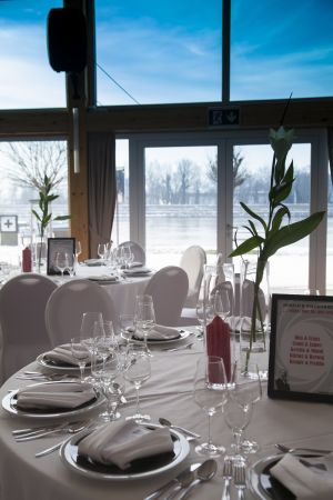 Fein dekorierter Mehrpersonentisch mit Blick auf den Rhein