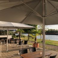 Festliche und sonnige Terrasse direkt am Rhein