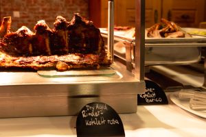Ein großes Stück Dry Aged Rinder-Kotelett an einer Buffet-Tranchierstation.