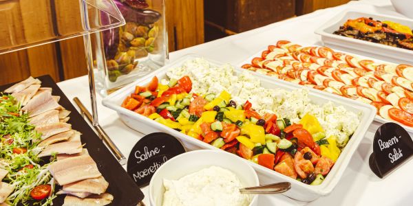 Verschiedene Speisen vom Buffet
