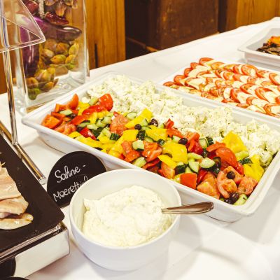 Verschiedene Speisen vom Buffet
