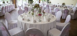 Für eine Hochzeit präparierte Tisch mit weißer Tischdekoration