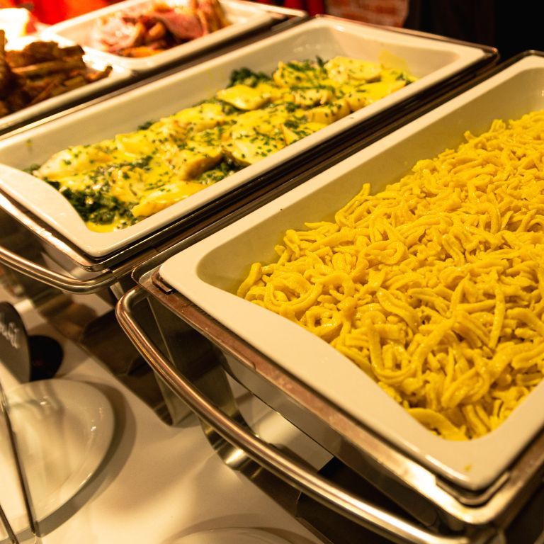 Verschiedene Buffet-Speisen in Wärmebehältern