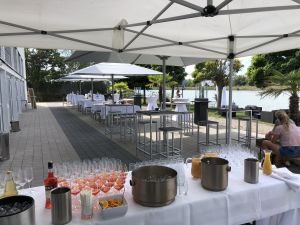 Getränkebuffet mit Aperol-Gläsern und Eisbehältern unter einem Pavillon auf der Terrasse.