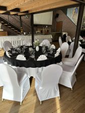 Dekorierter, runder Tisch, gedeckt in Schwarz und in Weiß